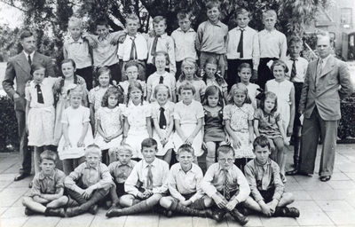 883854 Groepsportret met de leerlingen van de School met den Bijbel te Groenekan (gemeente Maartensdijk), met links ...